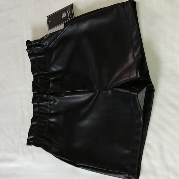 Black faux leather shorts paper bag size medium - Picture 6 of 16